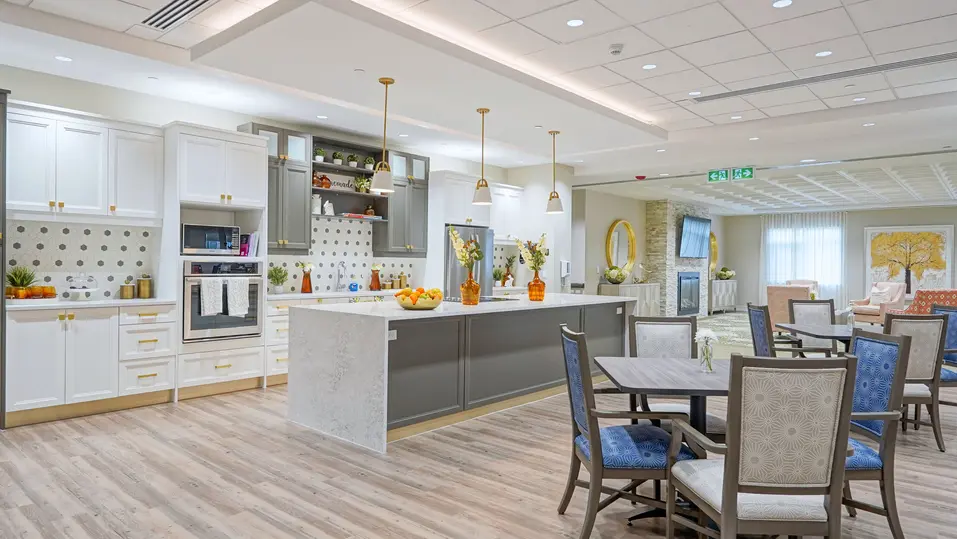 Country kitchen with table and chairs at Chartwell Highland Park