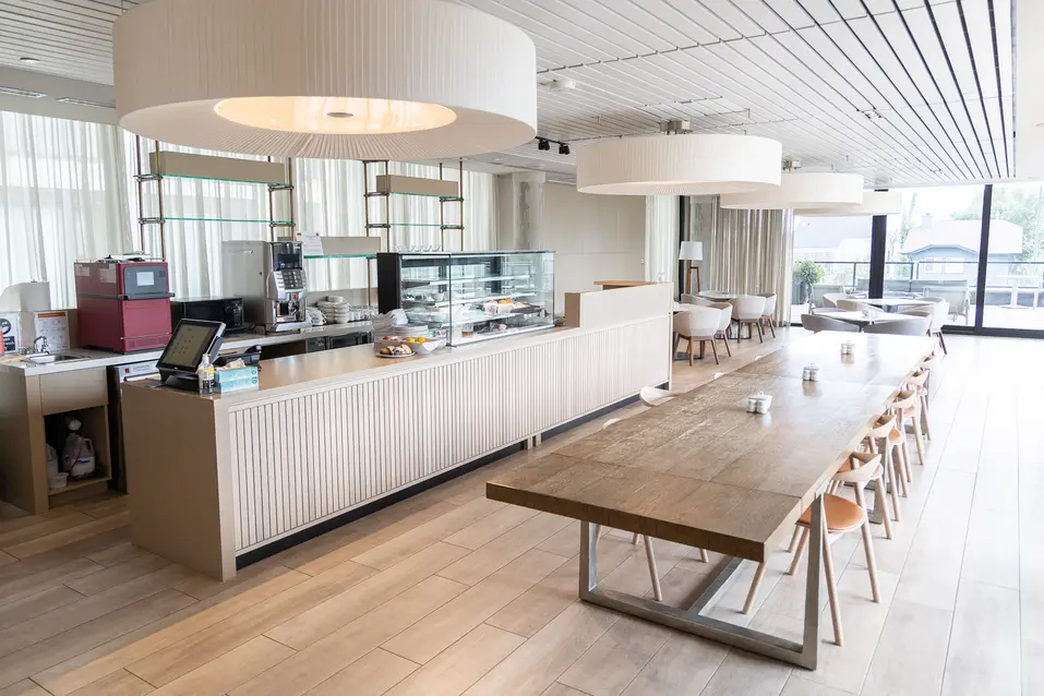 Bistro with sitting areas at Chartwell The Edward / Bistro avec coin salon à Chartwell The Edward