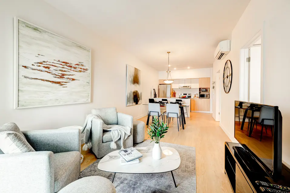 Salon ouvert avec coin repas et cuisine moderne à Chartwell Panorama / Open living room with dining area and modern kitchen at Chartwell Panorama