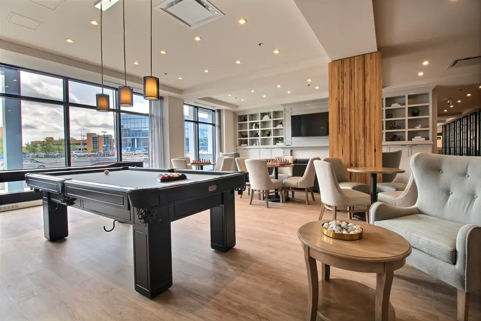 Salon avec table de billard à Chartwell Légende / Lounge with pool table at Chartwell Légende