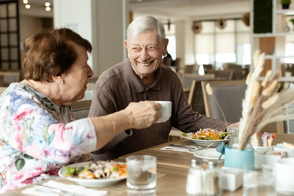 Résidents partageant un repas et une conversation dans une salle à manger lumineuse de style restaurant d’une résidence pour retraités Chartwell / Residents enjoying lunch and conversation together in a bright restaurant-style dining room at a Chartwell retirement residence
