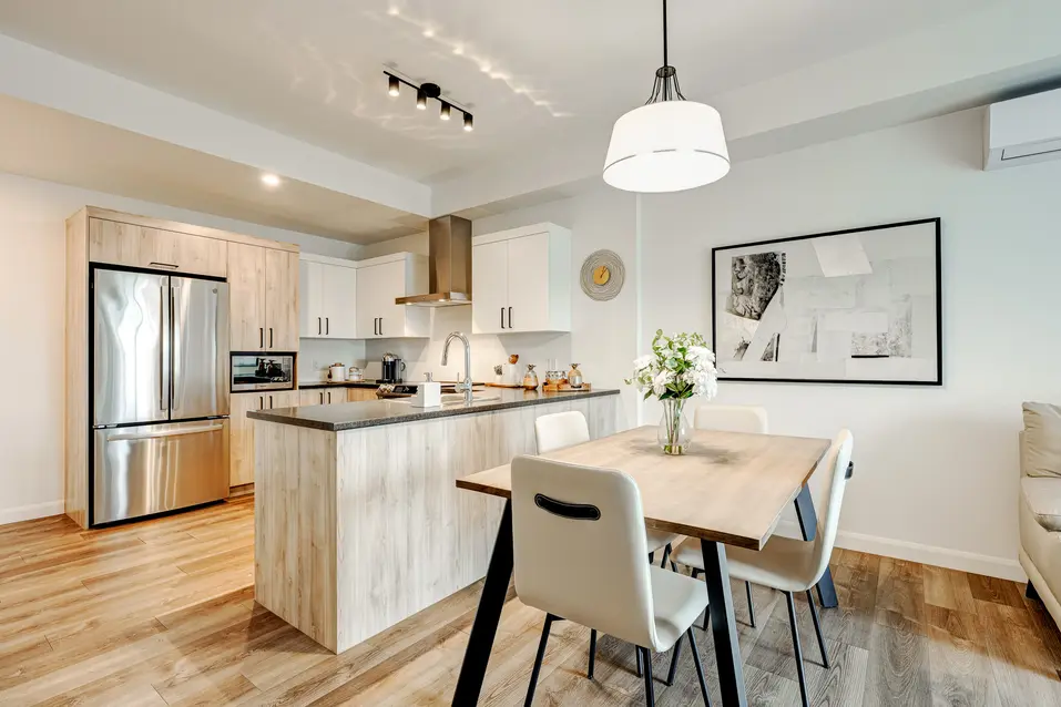 Cuisine moderne avec îlot central et table à manger, Chartwell Des Chutes / Modern kitchen with island and dining table, Chartwell Des Chutes
