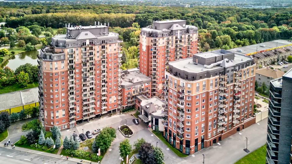 Vue aérienne de Chartwell Les Tours Angrignon / Drone view of Chartwell Les Tours Angrignon