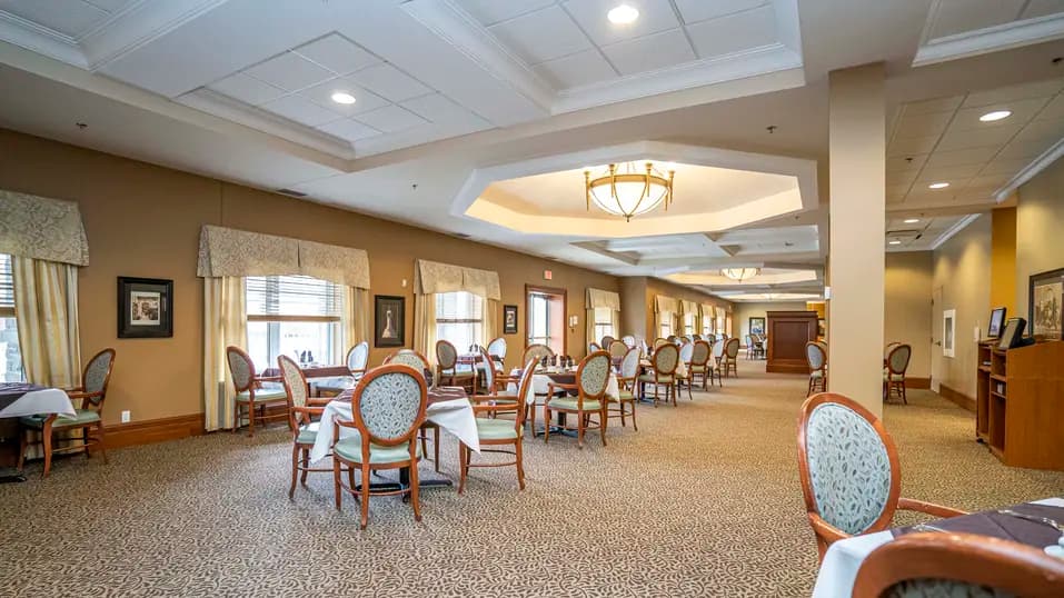 Side view of bright dining room with multiple tables at Chartwell Westhill / Vue latérale de la salle à manger lumineuse à Chartwell Westhill