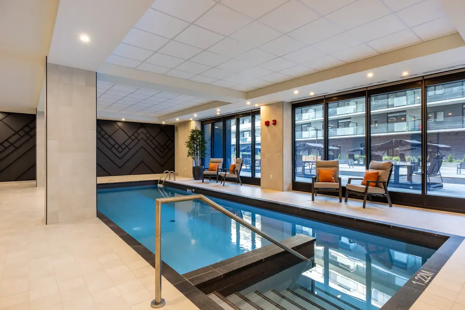 Piscine couverte à Chartwell L’Aubier / Indoor pool at Chartwell L’Aubier