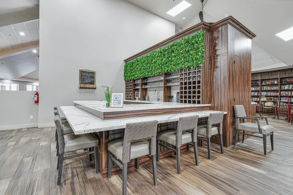 Bristo bar table at Chartwell Meadowbrook / Table de bar Bristo à Chartwell Meadowbrook