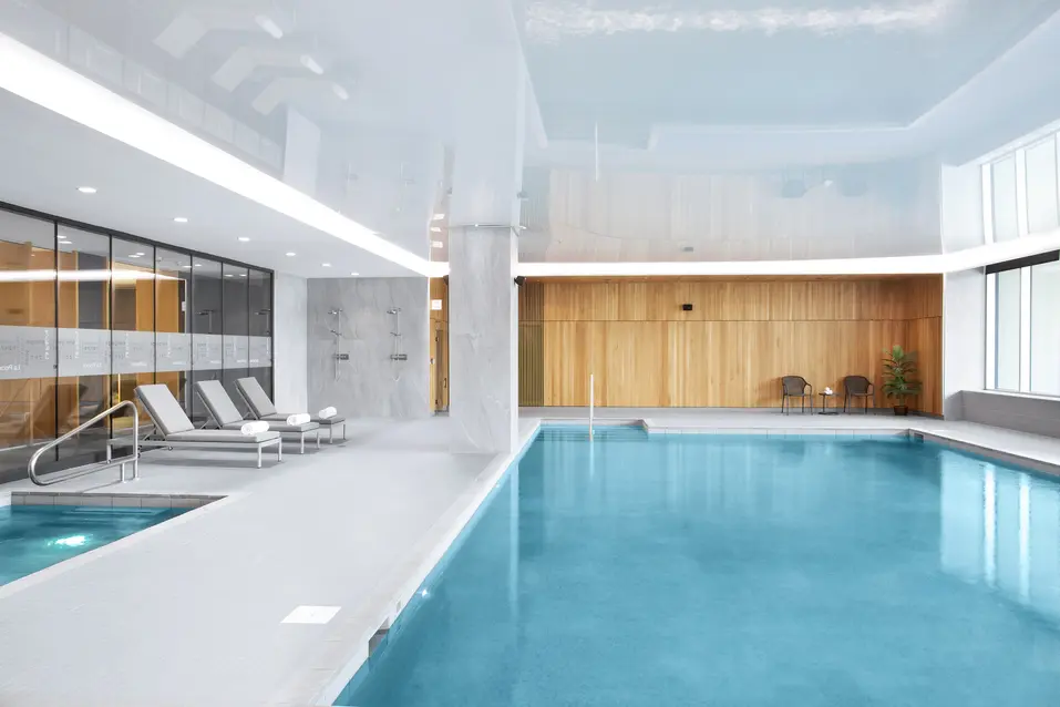 Piscine intérieure au Chartwell Panorama / Indoor pool at Chartwell Panorama