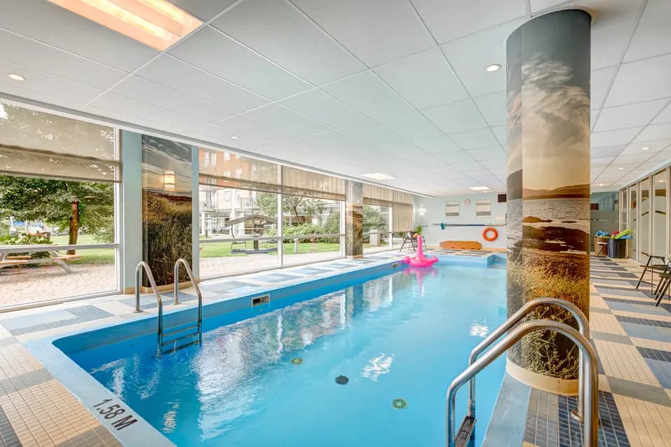 Piscine intérieure au Chartwell Belvédères de Lachine / Indoor pool at Chartwell Belvédères de Lachine