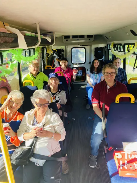 Residents seated on a bus during a community outing / Résidents assis dans un autobus lors d’une sortie communautaire