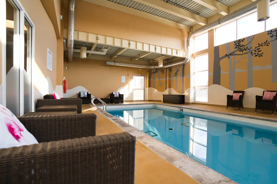 Indoor pool at Chartwell Richmond Woods / Piscine intérieure à Chartwell Richmond Woods