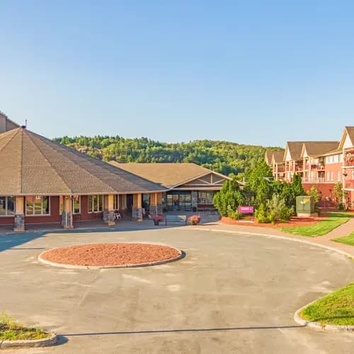 Exterior entrance area with drive way at Chartwell Meadowbrook / Entrée extérieure avec allée à Chartwell Meadowbrook