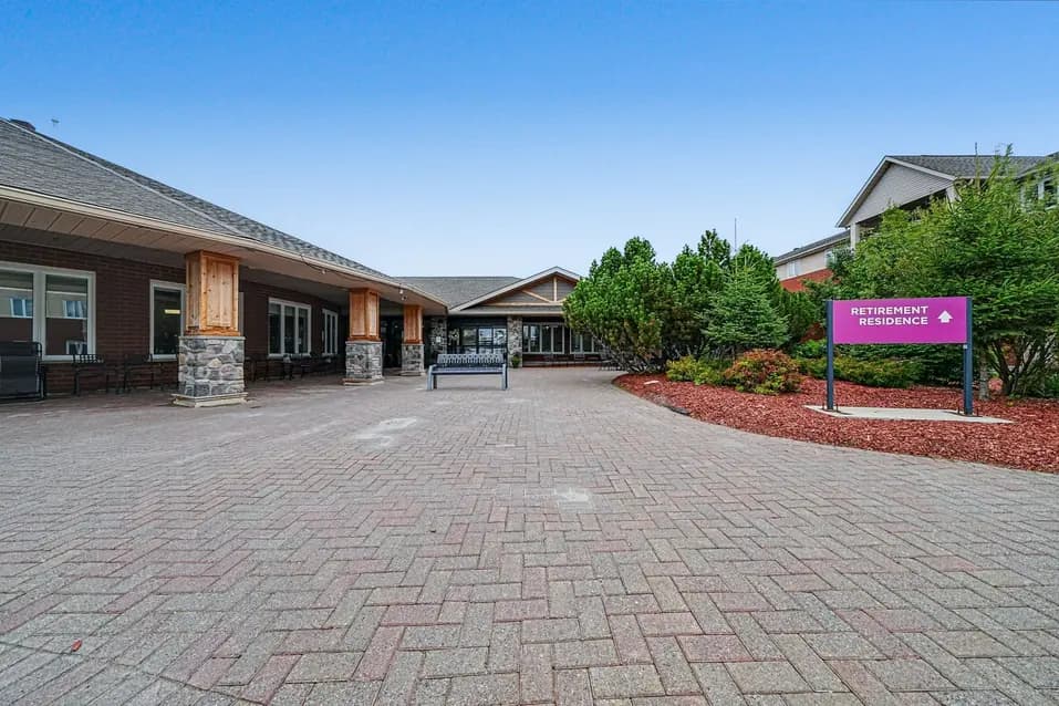 Entrance area at Chartwell Meadowbrook / Entrée de Chartwell Meadowbrook