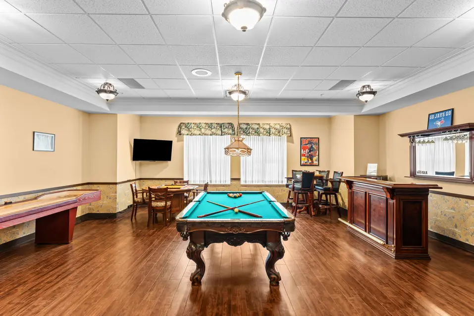 Billiards at Chartwell Riverside / Billard à Chartwell Riverside
