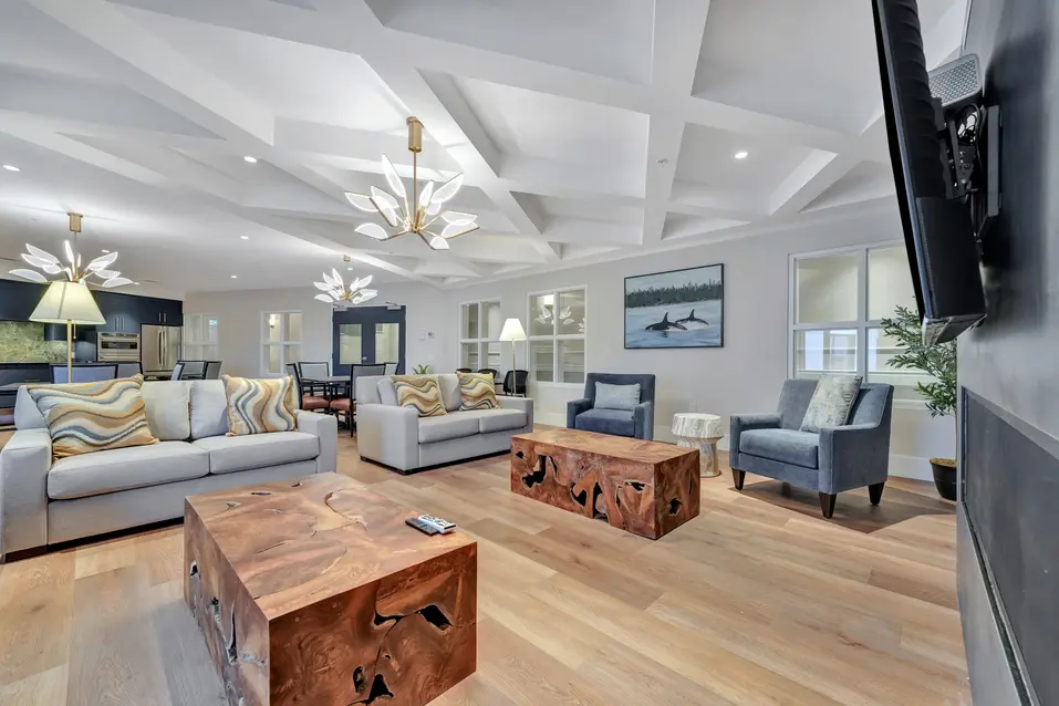 Comfortable lounge with modern furniture at Edgewater by Chartwell / Salon confortable avec mobilier moderne à Edgewater par Chartwell
