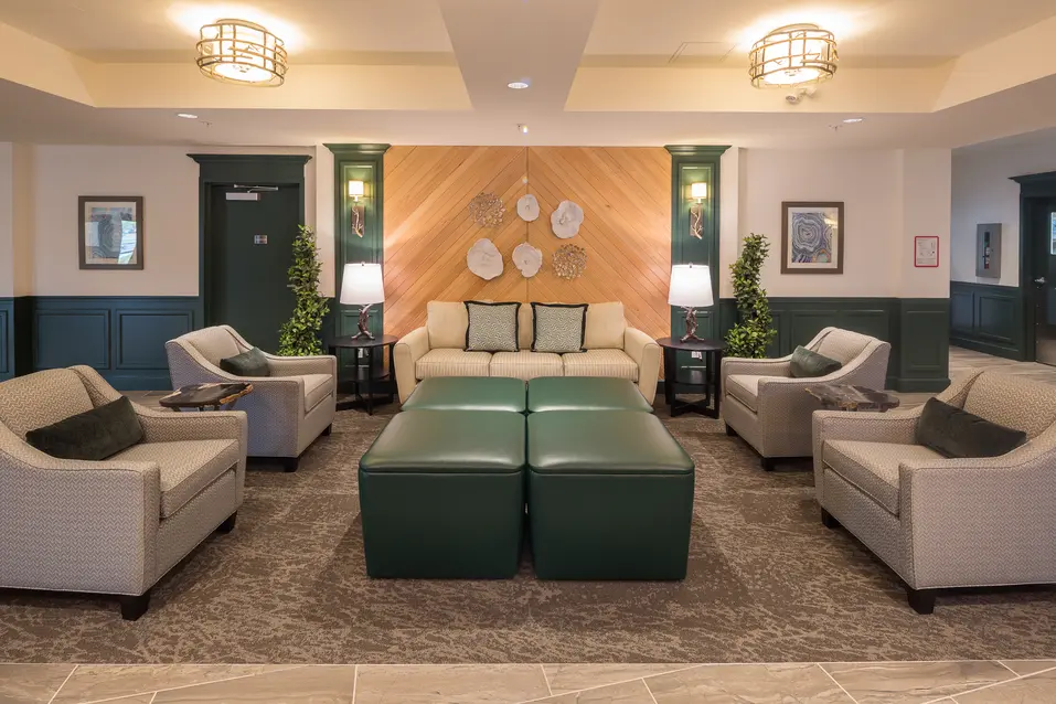 Lounge with sofas at Chartwell Edgewater Care Residence / Salon avec canapés à la résidence de soins Chartwell Edgewater