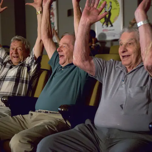 Senior mem are cheering with big smiles / Les membres seniors applaudissent avec de grands sourires