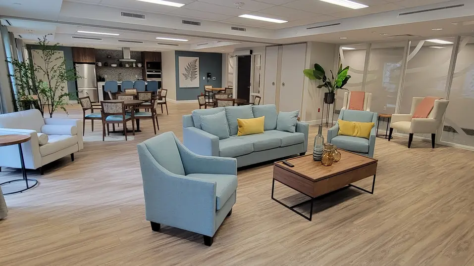 Spacious common area with seating and kitchen space at Chartwell Riverstone / Aire commune spacieuse avec espace cuisine et coin salon à Chartwell Riverstone