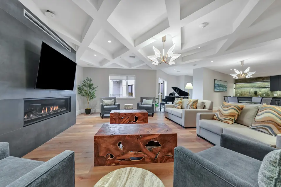 Spacious lounge with modern décor at Edgewater by Chartwell / Grand salon avec décor moderne à Edgewater par Chartwell
