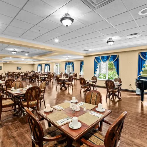 Dining room with grand piano at Chartwell Riverside / Salle à manger avec piano à queue à Chartwell Riverside