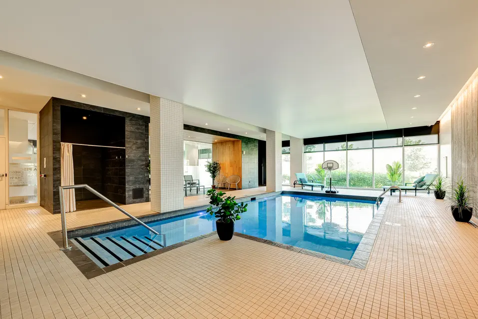 Piscine intérieure à Chartwell Des Milles-Îles / Indoor pool at Chartwell Des Milles-Îles