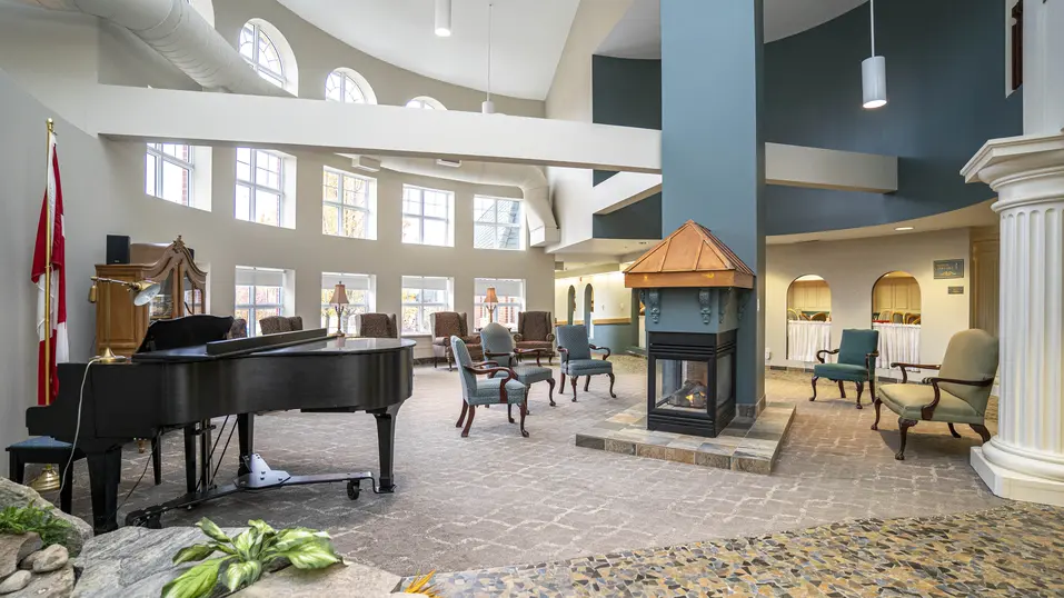 Lounge with grand piano with fireplace at Chartwell Longworth / Salon avec piano à queue et cheminée à Chartwell Longworth