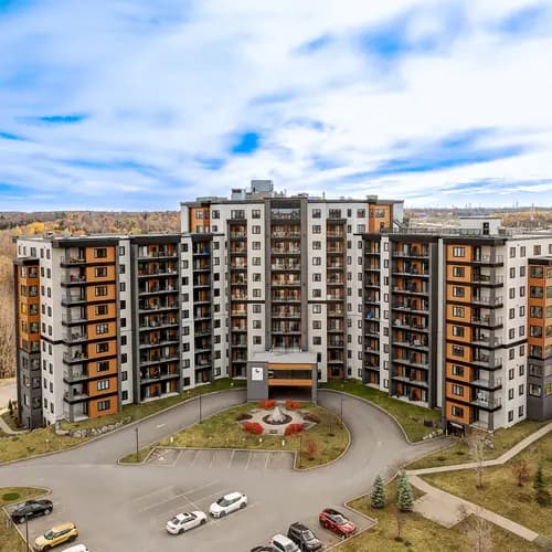 Vue aérienne de la façade extérieure de Chartwell Des Rivières / Drone view of he exterior front area at Chartwell Des Rivières