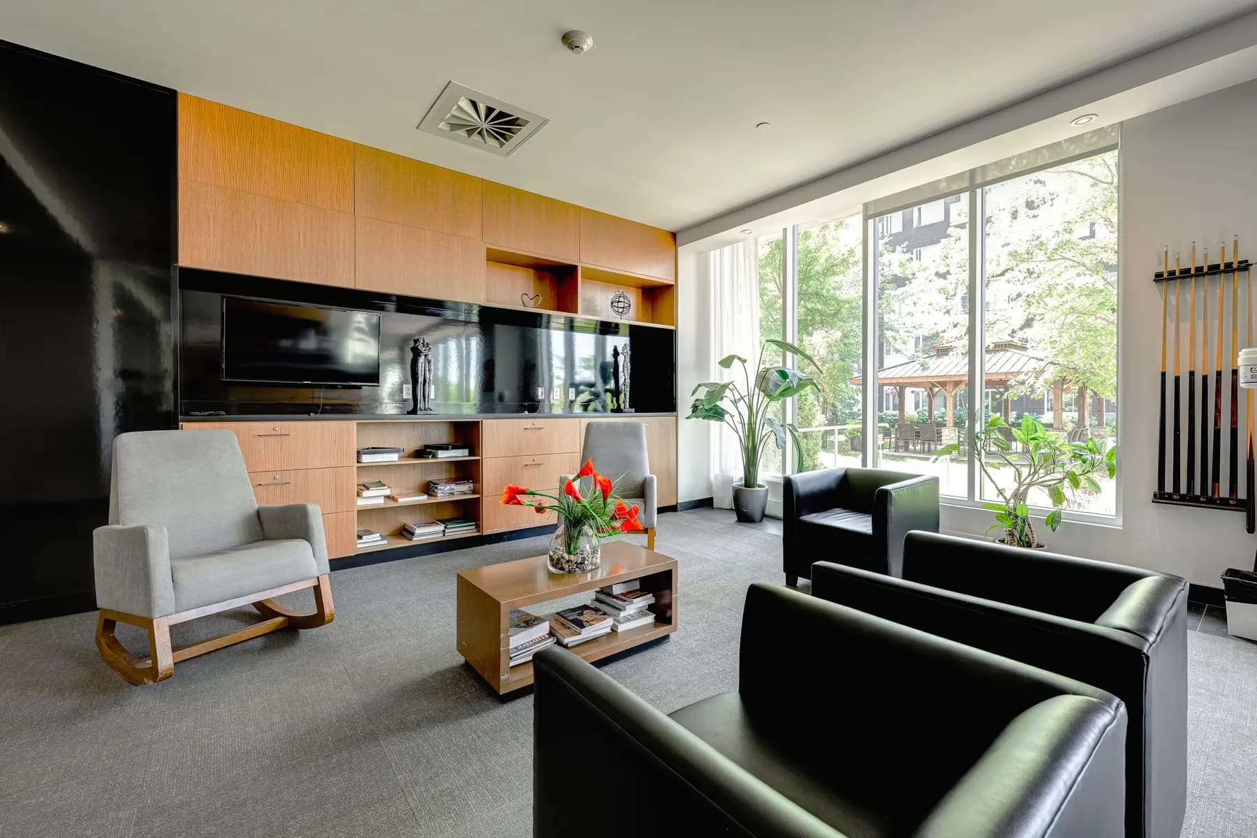 Salon avec télévision et grande fenêtre à Chartwell Rivière-du-Nord / Lounge with television and wide window at Chartwell Rivière-du-Nord
