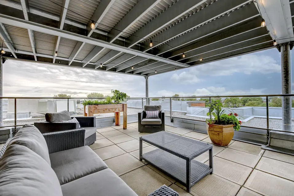 Rooftop terrace at Chartwell Belvédères de Lachine / Rooftop terrasse at Chartwell Belvédères de Lachine