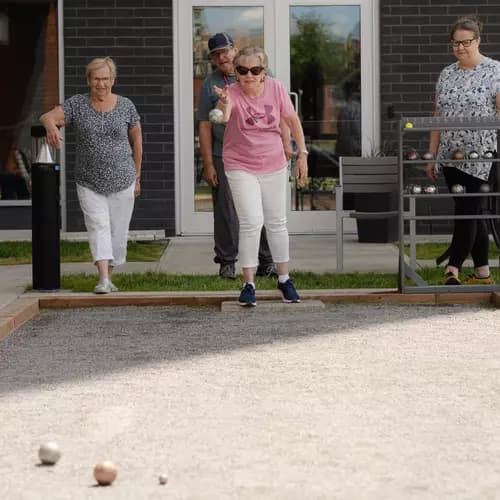 Chartwell senior residents enjoying the game of Bocce / Les résidents âgés de Chartwell s'amusent à jouer à la pétanque
