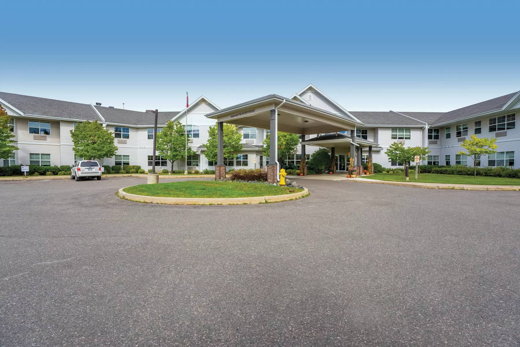 The main entrance of Chartwell Glacier Ridge Retirement Residence