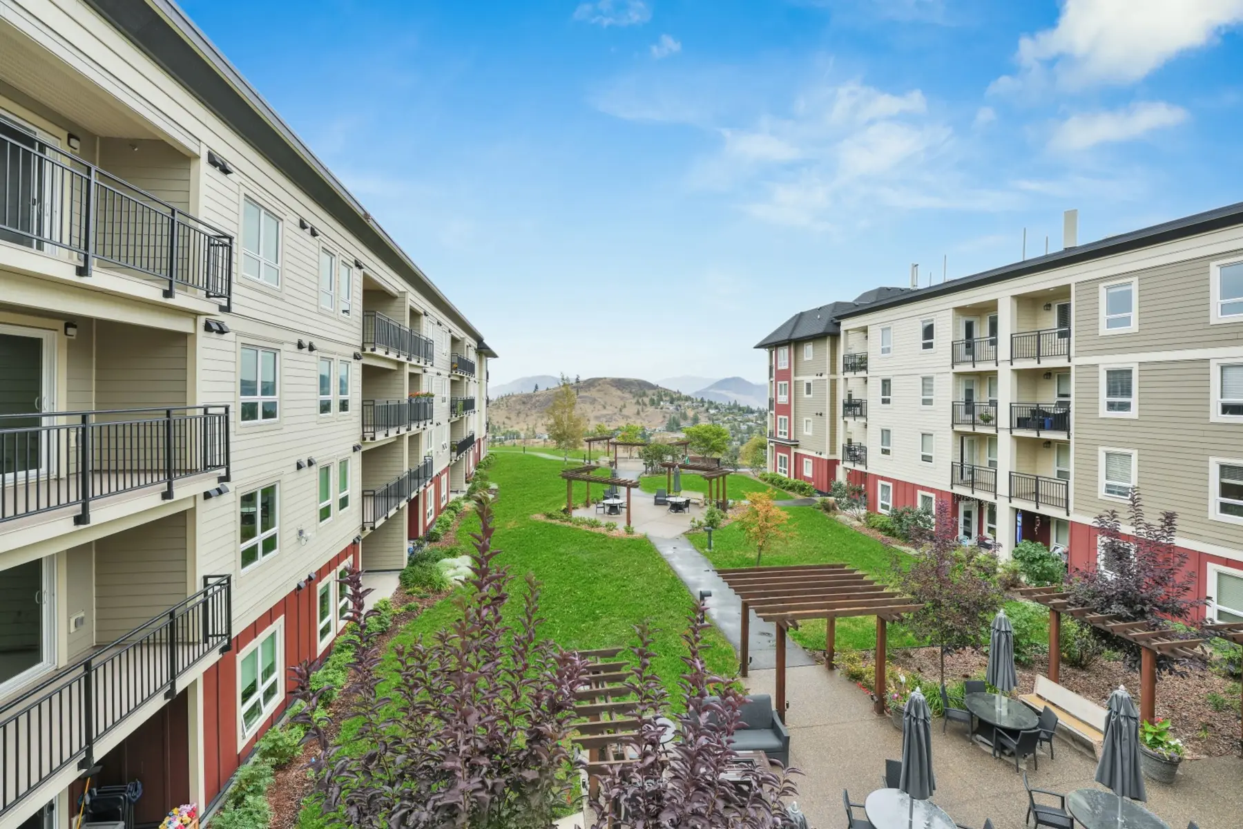 View of inner outdoor court area at Chartwell Ridgepointe / Vue de la cour intérieure extérieure de Chartwell Ridgepointe