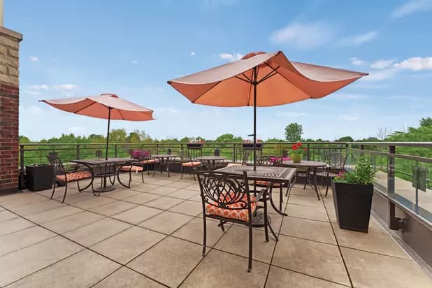 Rooftop patio at Chartwell Clair Hills's assisted living section / Terrasse sur le toit de la section de vie assistée de Chartwell Clair Hills