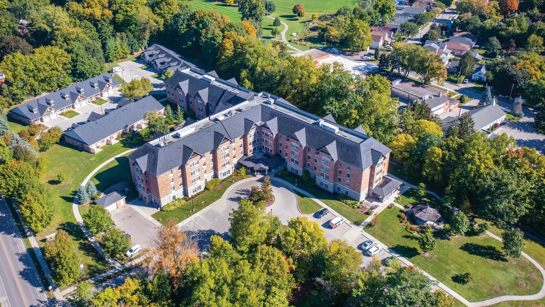 Drone view of Chartwell Riverside and surrounding area / Vue par drone de Chartwell Riverside et de ses environs