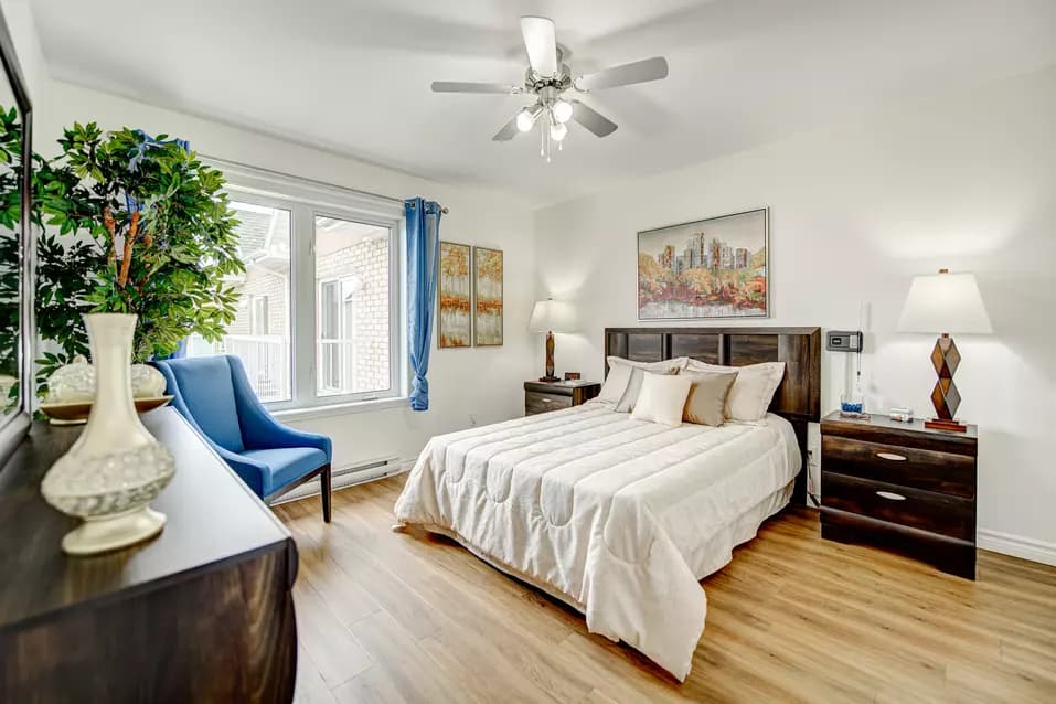 Chambre avec grande fenêtre appartement modèle Chartwell Notre-Dame de Victoriaville résidence pour retraités