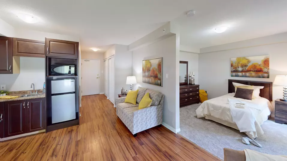 Overview of a in suite kitchenet and bedroom at Chartwell Quail Creek / Vue d'ensemble d'une cuisine et d'une chambre à Chartwell Quail Creek