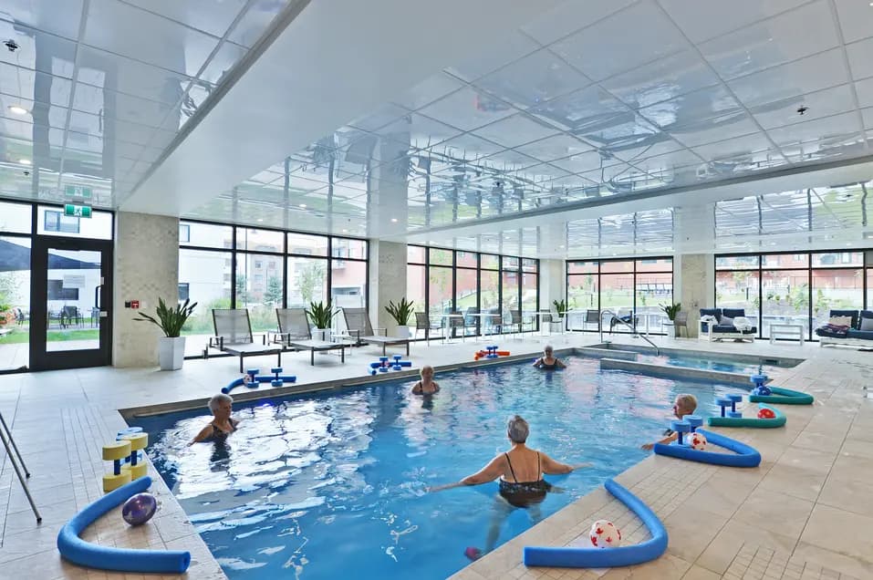 Piscine à porte au Jules-Verne / In door pool at Le Jules-Verne
