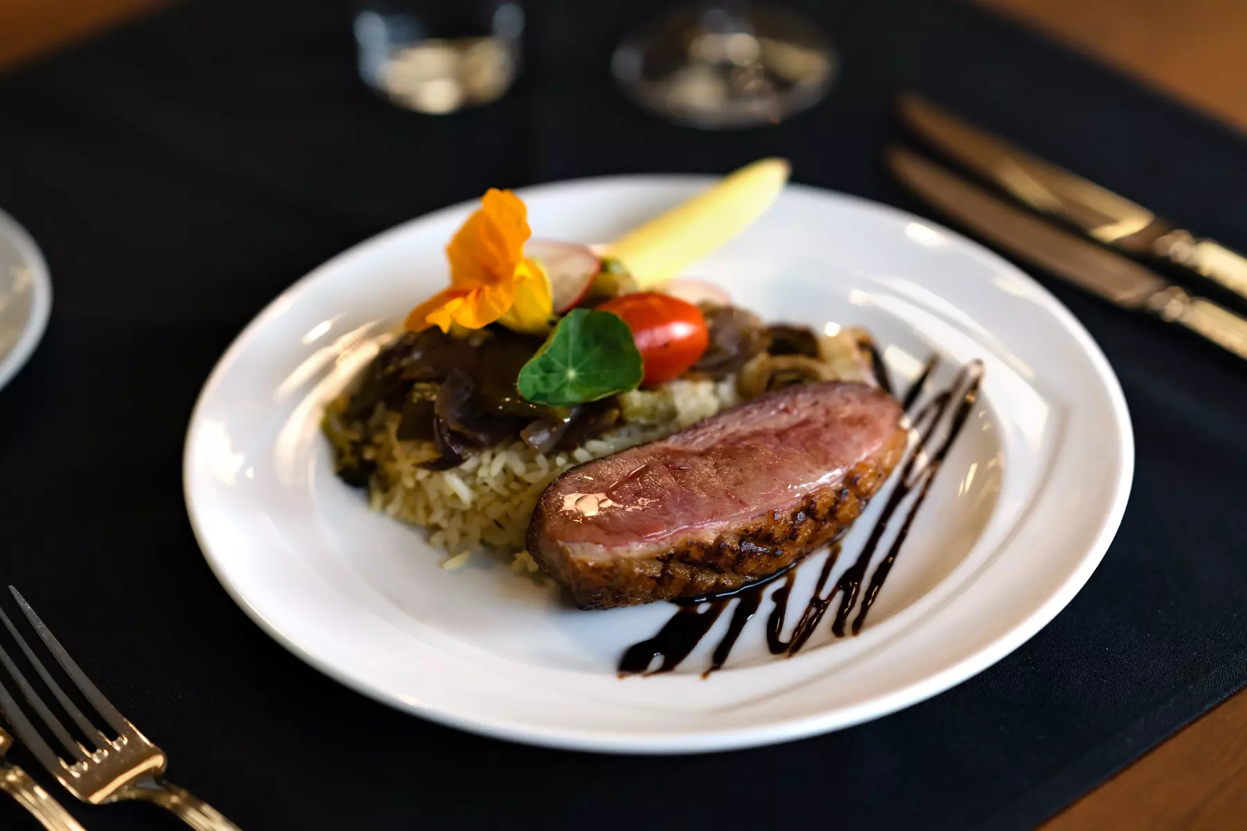 Dinner plate with steak and risotto / Assiette avec steak et risotto