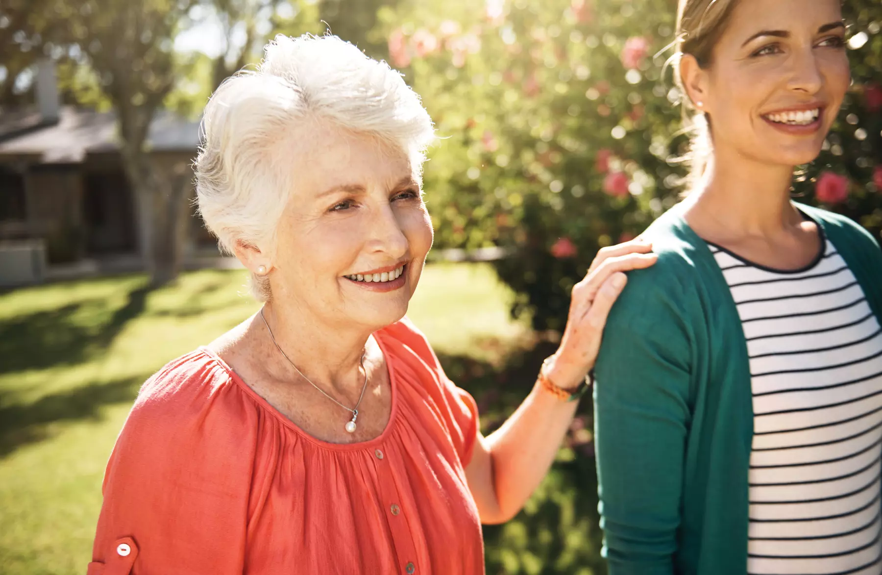 Senior woman with her hand on her daughter's shoulder. Femme âgée posant la main sur l'épaule de sa fille