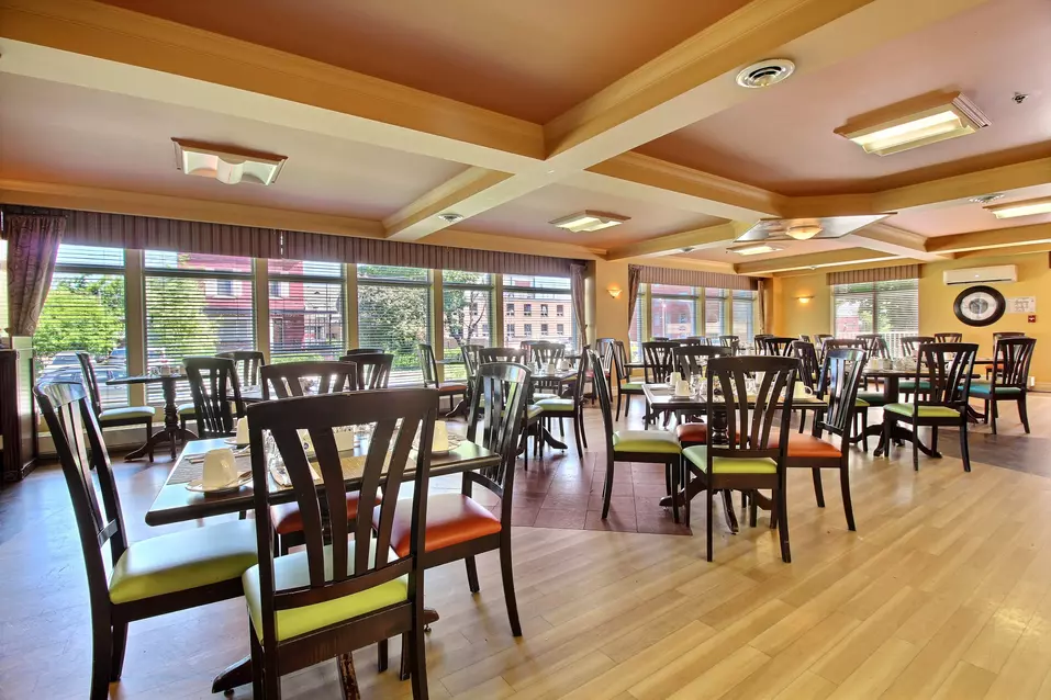 Salle à manger principale Chartwell Domaine Notre-Dame résidence pour retraités retirement residence Main dining room