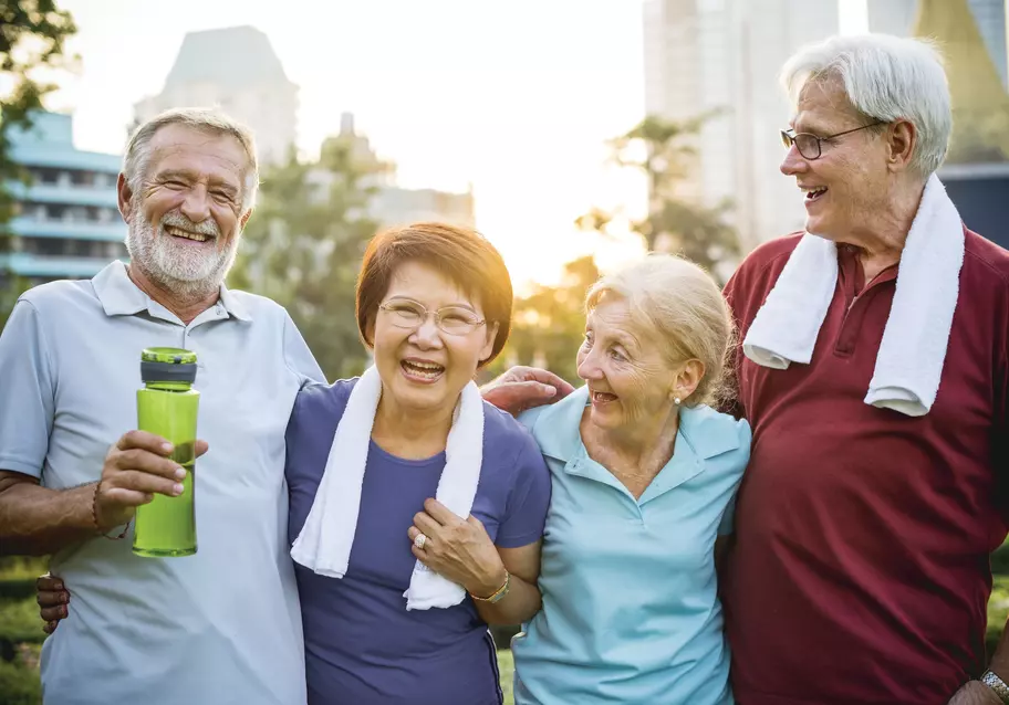 Seniors are having fun exercising together outdoor / Les seniors s'amusent en faisant de l'exercice ensemble en plein air