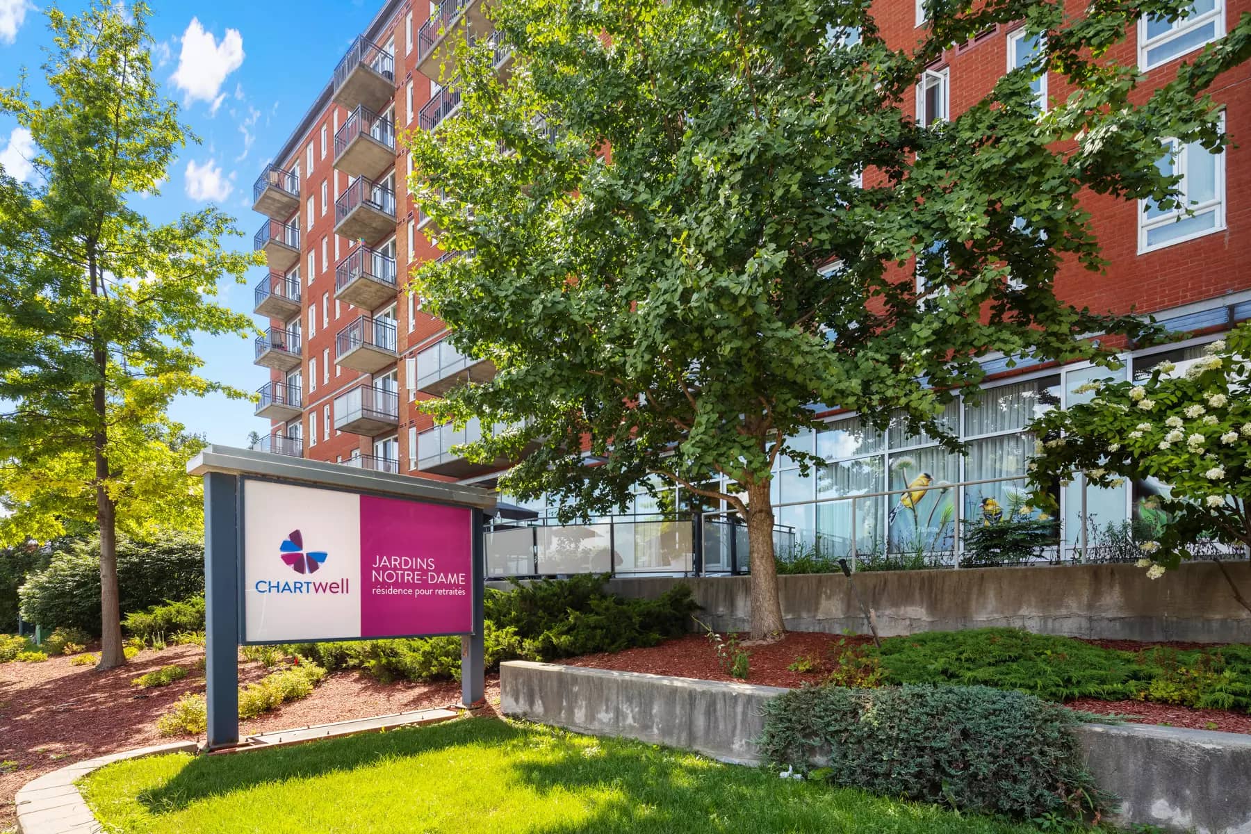 Façade avec terrasse Chartwell Jardins Notre-Dame résidence pour retraités retirement residence Main entrance with the terrace