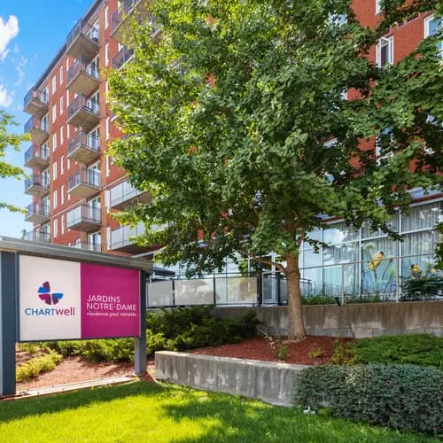 Façade avec terrasse Chartwell Jardins Notre-Dame résidence pour retraités retirement residence Main entrance with the terrace