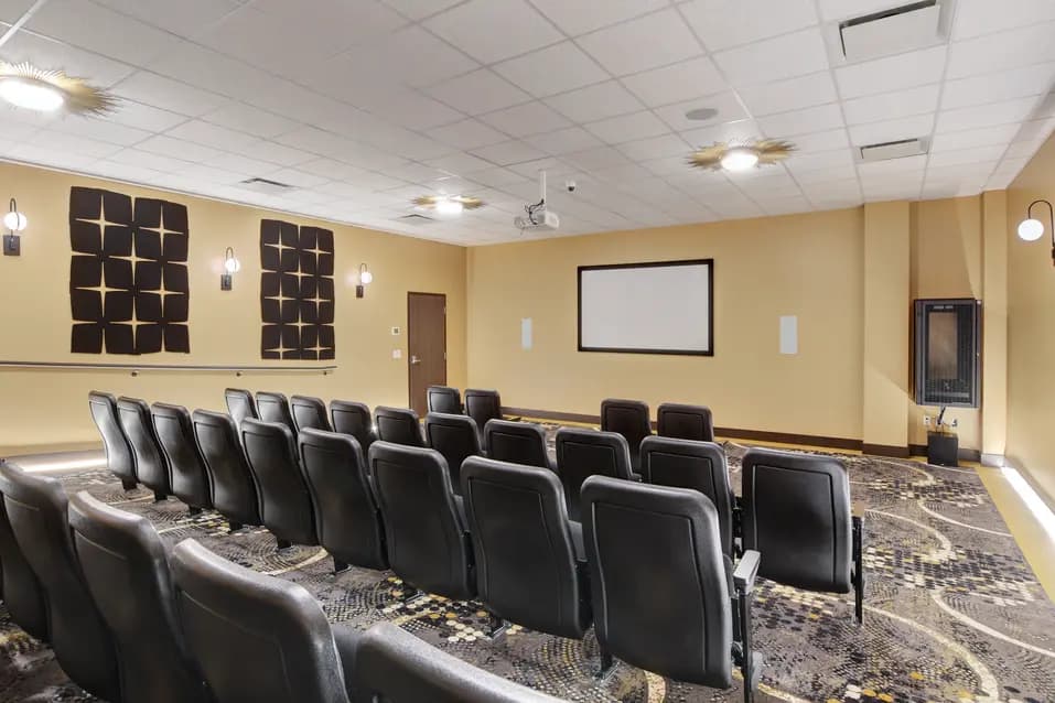 Theater room at Chartwell Vista / Salle de théâtre à Chartwell Vista