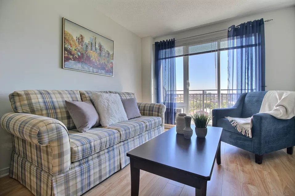 Salon avec porte-patio appartement modèle Chartwell Jardins Notre-Dame résidence pour retraités retirement residence Living room with patio door