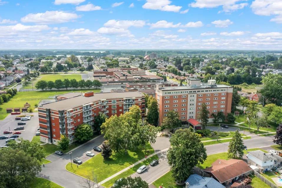 Drone view of Chartwell McConnell / Vue de Chartwell McConnell par drone