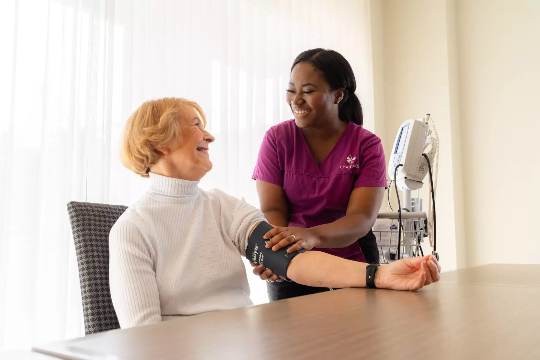 Care nurse measuring blood pressure of the Chartwell senior resident / Infirmière de soins mesurant la tension artérielle d'une résidente de Chartwell