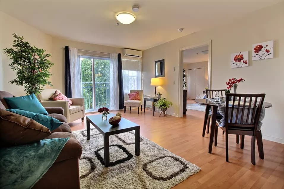 Salon et salle à manger avec grands fenêtre appartement modèle Chartwell Oasis St-Jean résidence pour retraités