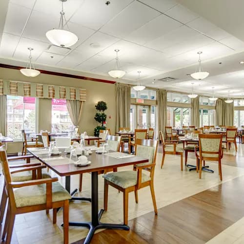 Restaurant du Chartwell Manoir et Cours de l'Atrium résidence pour retraités.
