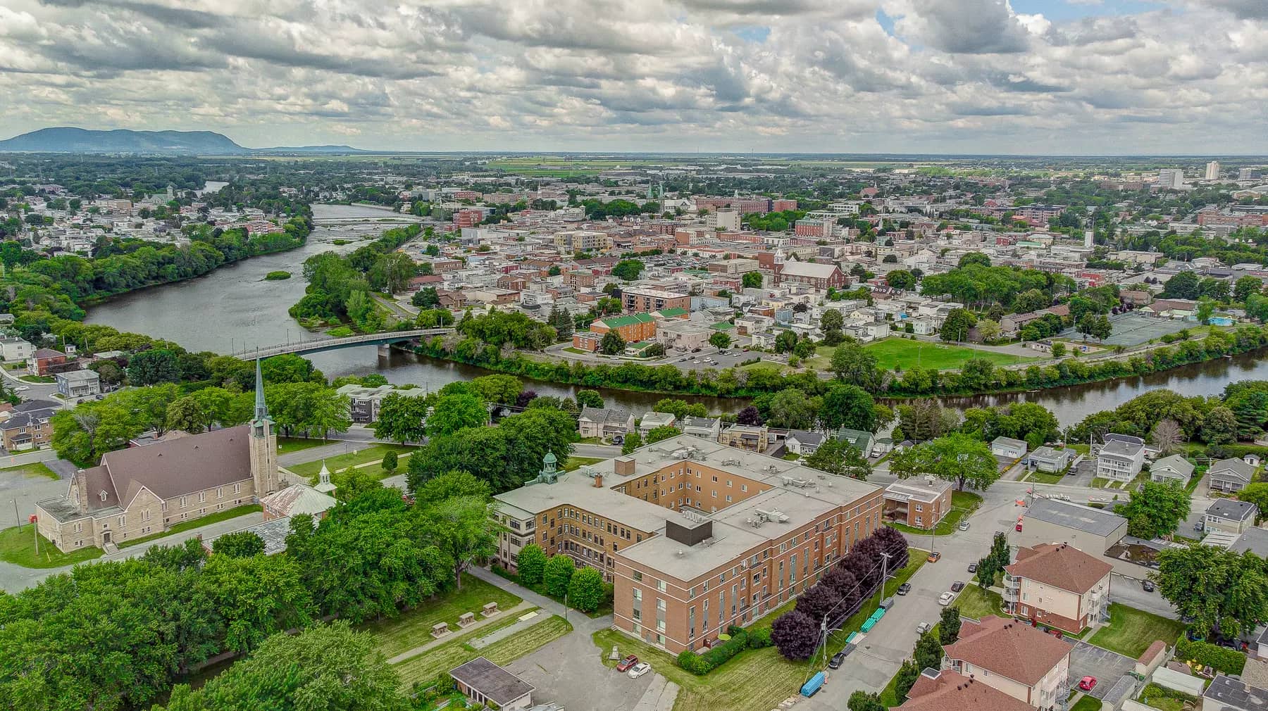 Vue des airs et de la rivière Chartwell Ste-Marthe résidence pour retraités