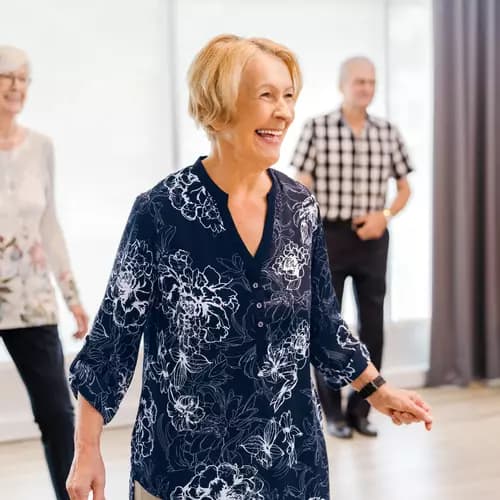 Chartwell senior residents dance class activity / Cours de danse pour les résidents seniors de Chartwell